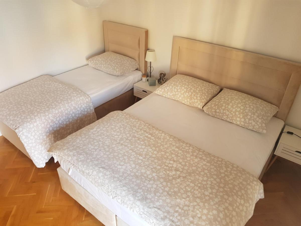 Antonija I Mateo, In The Center Of Apartament